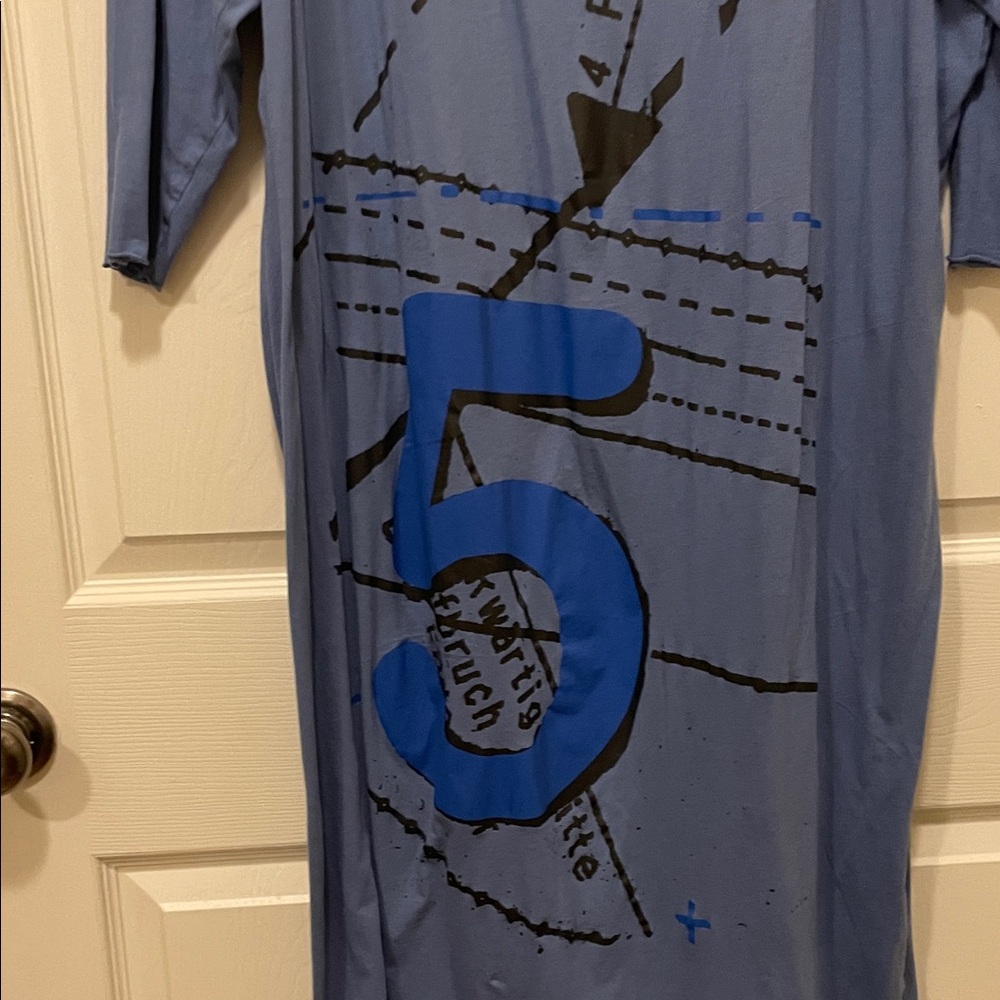 Stylish Long Sleeve Graphic Dress in Blue. Medium - Picture 3 of 5